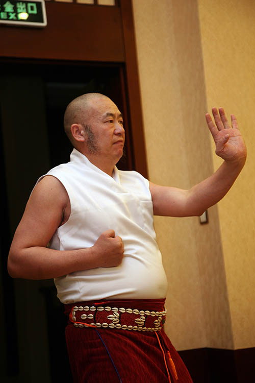 少林寺达摩禅武院住持,少林童子功第三十一代衣钵传人释德力进行武术